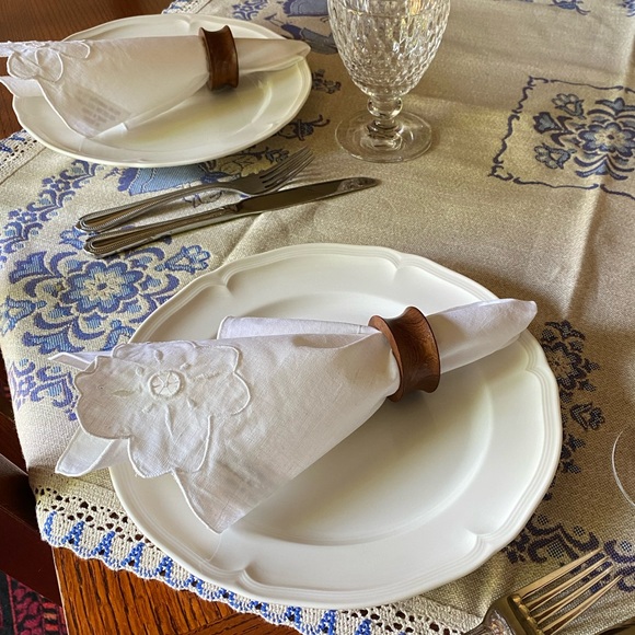 Handcrafted napkins white with flower detail - Picture 1 of 4